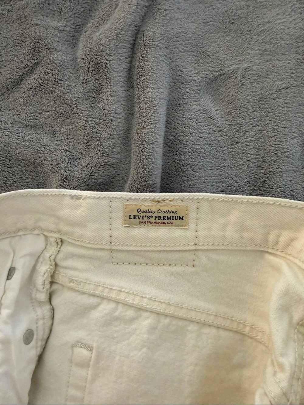 Women's Levi High-Rise Cream Denim Shorts - Size 30 Waist - Picture 6 of 8